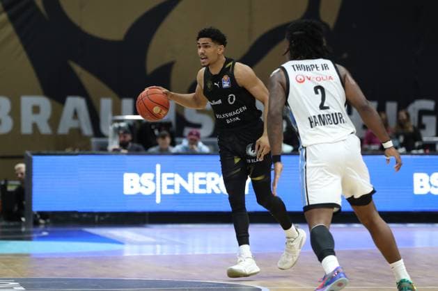 07 11 2025, xtgx, Basketball easyCredit BBL, Basketball Loewen Braunschweig Veolia Hamburg Towers emspor, v l Adrian Worthy Braunschweig, 0 Braunschweig