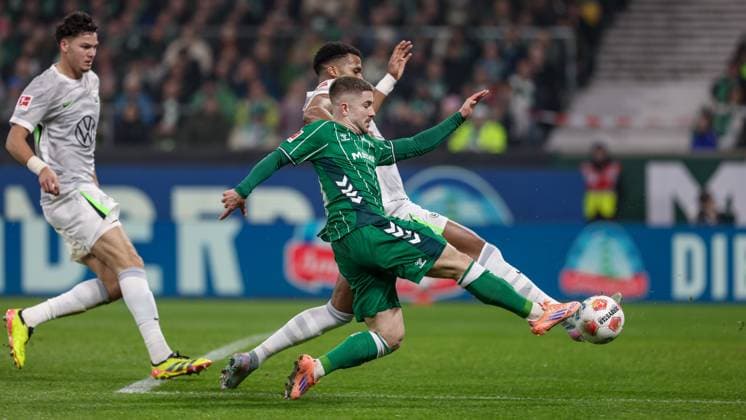 Moritz Jenz VfL Wolfsburg, 15 and Romano Schmid SV Werder Bremen, 20 in a duel, dynamic, action, action, match scene, THE DFL GUIDELINES PROHIBIT ANY USE OF PHOTOGRAPHS AS IMAGE SEQUENCES AND OR QUASI VIDEO DFL REGULATIONS PROHIBIT ANY USE OF PHOTOGRAPHS AS IMAGE SEQUENCES AND OR QUASI VIDEO , 07 11 2025, Bremen Germany , Football, Bundesliga, SV Werder Bremen VfL Wolfsburg xobx