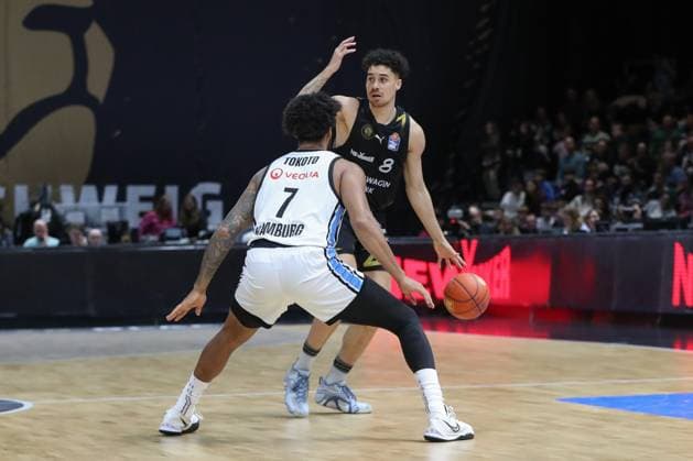07 11 2025, xtgx, Basketball easyCredit BBL, Basketball Loewen Braunschweig Veolia Hamburg Towers emspor, v l Jean Pierre Tokoto Hamburg, 7 , Joshua Obiesie Braunschweig, 8 Braunschweig