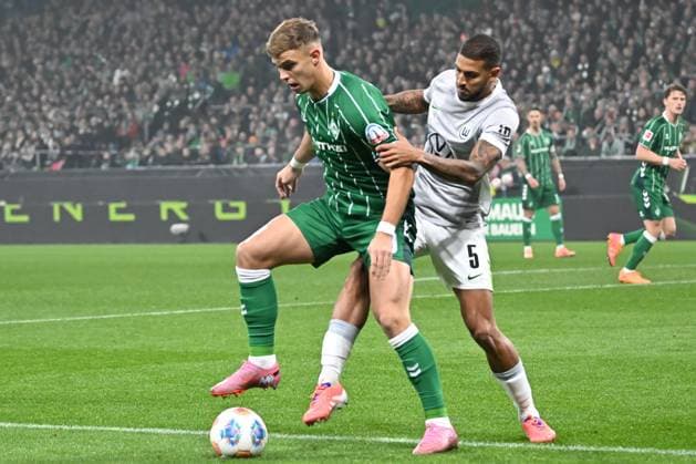 GER, 1 FBL, SV Werder Bremen vs VfL Wolfsburg 07 11 2025, wohninvest Weserstadion, Bremen, GER, 1 FBL, SV Werder Bremen vs VfL Wolfsburg in the picture picture shows Keke Topp SV Werder Bremen 09 in a duel against Vini Souza VfL Wolfsburg 05 nordphotoxGmbHx xKokenge nph00001