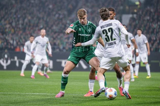 07 11 2025, Football, 1 Bundesliga, Matchday 10 Season 2025 2026, SV Werder Bremen VfL Wolfsburg, Keke Topp SV Werder Bremen , Vinicius Souza VfL Wolfsburg , Mattias Svanberg VfL Wolfsburg xRHR PHOTO TKx Copyright: RHR-FOTOx RHR-FOTO TK