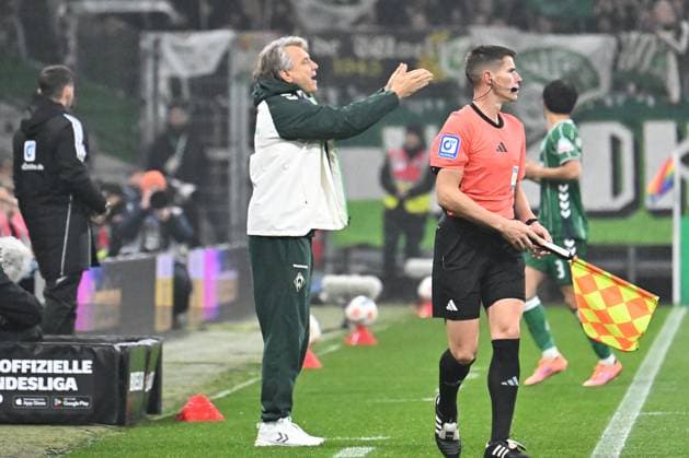 GER, 1 FBL, SV Werder Bremen vs VfL Wolfsburg 07 11 2025, wohninvest Weserstadion, Bremen, GER, 1 FBL, SV Werder Bremen vs VfL Wolfsburg in the picture picture shows Coaching zone Sideline Coaching area Technical zone Coach Horst Steffen Werder Bremen gives instructions, gestures gives hand signals nordphotoxGmbHx xKokenge nph00001