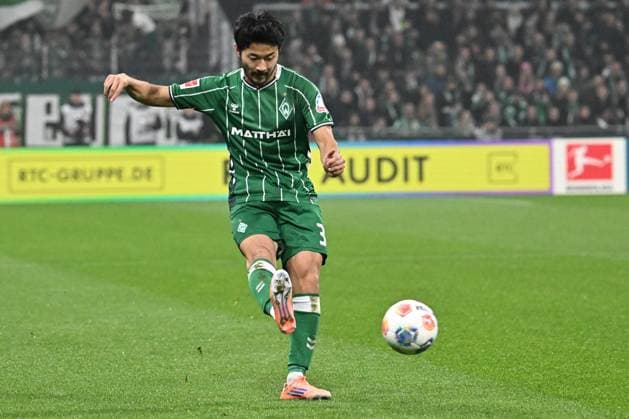 GER, 1 FBL, SV Werder Bremen vs VfL Wolfsburg 07 11 2025, wohninvest Weserstadion, Bremen, GER, 1 FBL, SV Werder Bremen vs VfL Wolfsburg in picture picture shows single action action whole figure single release Yukinari Sugawara SV Werder Bremen 03 nordphotoxGmbHx xKokenge nph00001