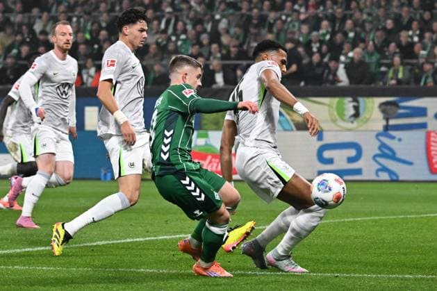 GER, 1 FBL, SV Werder Bremen vs VfL Wolfsburg 07 11 2025, wohninvest Weserstadion, Bremen, GER, 1 FBL, SV Werder Bremen vs VfL Wolfsburg in the picture picture shows Romano Schmid SV Werder Bremen 20 in a duel against Moritz Jenz VfL Wolfsburg 15 in the penalty area of goalkeeper Kamil Grabara VfL Wolfsburg 01 nordphotoxGmbHx xKokenge nph00001
