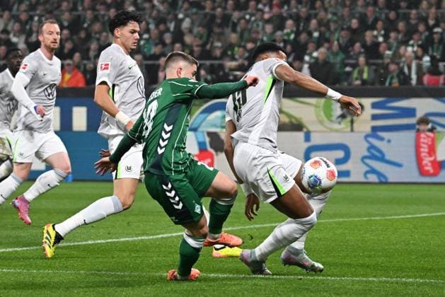 GER, 1 FBL, SV Werder Bremen vs VfL Wolfsburg 07 11 2025, wohninvest Weserstadion, Bremen, GER, 1 FBL, SV Werder Bremen vs VfL Wolfsburg in the picture picture shows Romano Schmid SV Werder Bremen 20 in a duel against Moritz Jenz VfL Wolfsburg 15 in the penalty area of goalkeeper Kamil Grabara VfL Wolfsburg 01 nordphotoxGmbHx xKokenge nph00001