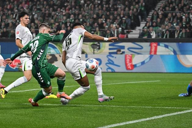 GER, 1 FBL, SV Werder Bremen vs VfL Wolfsburg 07 11 2025, wohninvest Weserstadion, Bremen, GER, 1 FBL, SV Werder Bremen vs VfL Wolfsburg in the picture picture shows Romano Schmid SV Werder Bremen 20 in a duel against Moritz Jenz VfL Wolfsburg 15 in the penalty area of goalkeeper Kamil Grabara VfL Wolfsburg 01 nordphotoxGmbHx xKokenge nph00001