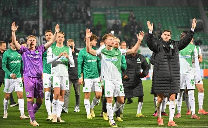07 11 2025 Soccer season 2025 2026 2 Soccer Bundesliga 12 Matchday SpVgg Greuther Fürth Kleeblatt Preußen Münster Sportfoto Zink MeZi xmexzix DFL regulations prohibit any use of photographs as image sequences and or quasi video only for editorial use Silas Prüfrock 43, SpVgg Greuther Fürth Jannik Dehm 23, SpVgg Greuther Fürth Branimir Hrgota 10, SpVgg Greuther Fürth Jubel Freude nach Spielende