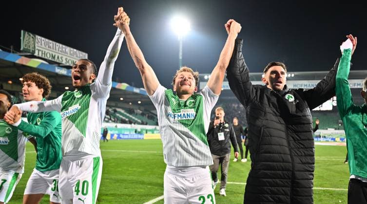 07 11 2025 Soccer Season 2025 2026 2 Soccer Bundesliga 12 Matchday SpVgg Greuther Fürth Kleeblatt Preußen Münster Sportfoto Zink xwoxzix DFL regulations prohibit any use of photographs as image sequences and or quasi video only for editorial use David Abrangao 40, SpVgg Greuther Fürth Jannik Dehm 23, SpVgg Greuther Fürth Branimir Hrgota 10, SpVgg Greuther Fürth Jubel Freude nach Spielende