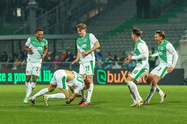 Team Spvgg Greuther Fuerth celebrating after the 1 0 goal by Jannik Dehm 23 Spvgg Greuther Fuerth , with Julian Green 37 Spvgg Greuther Fuerth , Luca Itter 27 Spvgg Greuther Fuerth , Felix Klaus 30 Spvgg Greuther Fuerth and Mathias Olesen 8 Spvgg Greuther Fuerth , SpVgg Greuther Fuerth vs SC Preussen Muenster, Football, Men, DFL, 2 Bundesliga, Season 2025 2026, Sportpark Ronhof Thomas Sommer, Matchday 12, 07 11 2025 Fuerth Bayern Germany Copyright: xkolbert-press MartinxAgüerax