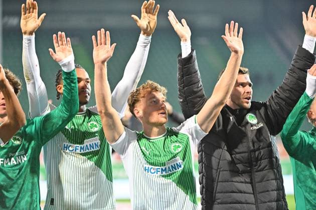 07 11 2025 Soccer season 2025 2026 2 Soccer Bundesliga 12 Matchday SpVgg Greuther Fürth Kleeblatt Preußen Münster Sportfoto Zink MeZi xmexzix DFL regulations prohibit any use of photographs as image sequences and or quasi video only for editorial use David Abrangao 40, SpVgg Greuther Fürth Jannik Dehm 23, SpVgg Greuther Fürth Branimir Hrgota 10, SpVgg Greuther Fürth, right Cheering joy after the end of the match