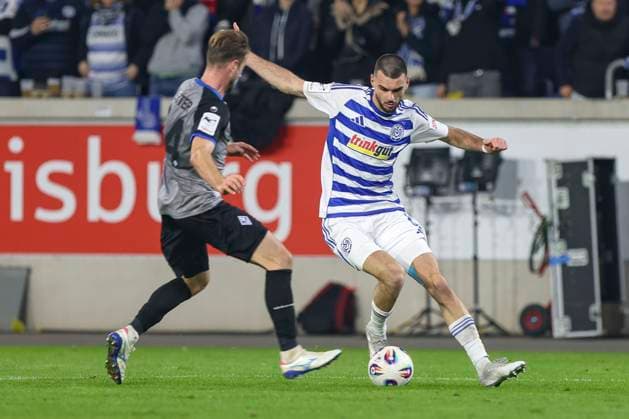 Duisburg, Germany, 07 11 25 Emmanuel Okuchukwu Iwe SV Waldhof Mannheim and Rasim Bulic MSV Duisburg fighting for the ball during the match of the 3 Liga MSV Duisburg vs SV Waldhof Mannheim in the schauinsland reisen arena Duisburg schauinsland reisen arena North Rhine Westphalia Germany Copyright: xBrauer-Fotoagenturx xAdrianxSchlx