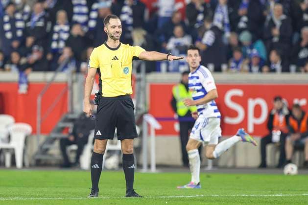 Duisburg, Germany, 07 11 25 Referee Christian Ballweg gestures, gestures during the match of the 3 Liga MSV Duisburg against SV Waldhof Mannheim in the schauinsland reisen arena Duisburg schauinsland reisen arena North Rhine Westphalia Germany Copyright: xBrauer-Fotoagenturx xAdrianxSchlx