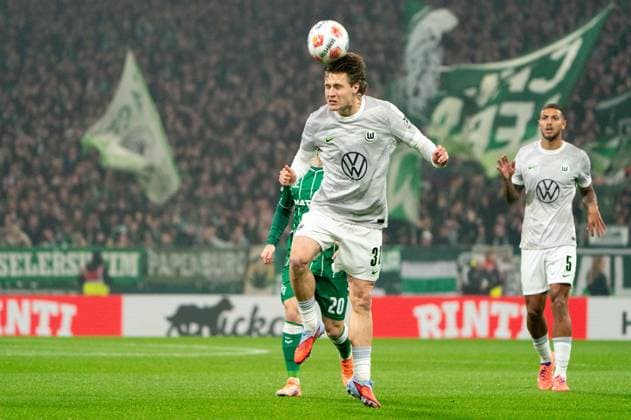 Mattias Svanberg VfL Wolfsburg, 32 Header, GER, SV Werder Bremen vs VfL Wolfsburg, Football, Bundesliga, Matchday 10, Season 2025 2026, 07 11 2025 DFL REGULATES PROHIBIT ANY USE OF PHOTOGRAPHS AS IMAGE SEQUENCES AND OR QUASI VIDEO GER, SV Werder Bremen vs VfL Wolfsburg, Football, Bundesliga, Matchday 10, Season 2025 2026, 07 11 2025 Bremen Copyright: xEibner-Pressefoto MaxxVincenx EP_MVN