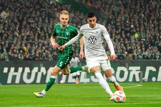 Adam Daghim VfL Wolfsburg, 11 dribbling against Amos Pieper SV Werder Bremen, 05 , GER, SV Werder Bremen vs VfL Wolfsburg, Soccer, Bundesliga, Matchday 10, Season 2025 2026, 07 11 2025 DFL REGULATES PROHIBIT ANY USE OF PHOTOGRAPHS AS IMAGE SEQUENCES AND OR QUASI VIDEO GER, SV Werder Bremen vs VfL Wolfsburg, Football, Bundesliga, Matchday 10, Season 2025 2026, 07 11 2025 Bremen Copyright: xEibner-Pressefoto MaxxVincenx EP_MVN