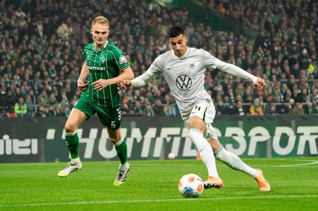 Adam Daghim VfL Wolfsburg, 11 dribbling against Amos Pieper SV Werder Bremen, 05 , GER, SV Werder Bremen vs VfL Wolfsburg, Soccer, Bundesliga, Matchday 10, Season 2025 2026, 07 11 2025 DFL REGULATES PROHIBIT ANY USE OF PHOTOGRAPHS AS IMAGE SEQUENCES AND OR QUASI VIDEO GER, SV Werder Bremen vs VfL Wolfsburg, Football, Bundesliga, Matchday 10, Season 2025 2026, 07 11 2025 Bremen Copyright: xEibner-Pressefoto MaxxVincenx EP_MVN
