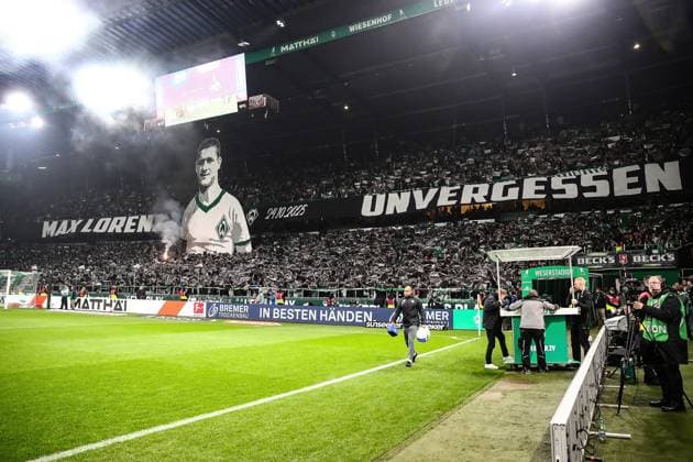 07 11 2025, xmohx, Soccer 1 Bundesliga, SV Werder Bremen VfL Wolfsburg v l Fans Spectators Bremen Choreography Choreography Max Lorenz DFL DFB REGULATIONS PROHIBIT ANY USE OF PHOTOGRAPHS as IMAGE SEQUENCES and or QUASI VIDEO Bremen
