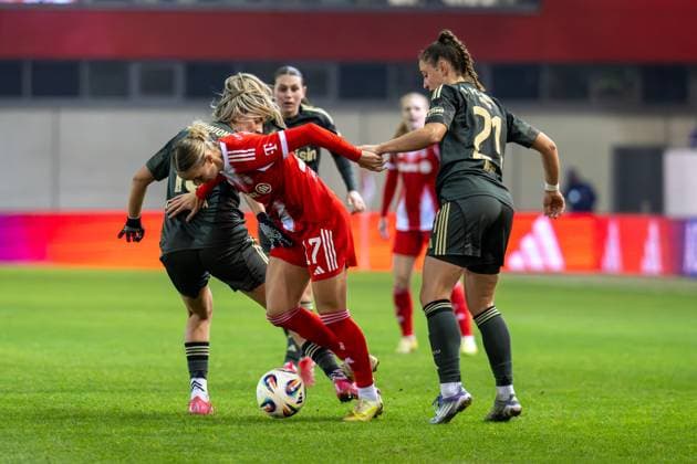 Klara Buehl 17 FC Bayern Muenchen Frauen , FC Bayern Frauen Muenchen 1 FC Union Berlin, Google Pixel Frauenbundesliga, 10 Spieltag, 07 11 25 DFB regulations prohibit any use of photographs as image sequences and or quasi video kolbert press Muenchen Bayern Germany Copyright: xkolbert-press UlrichxGamelx