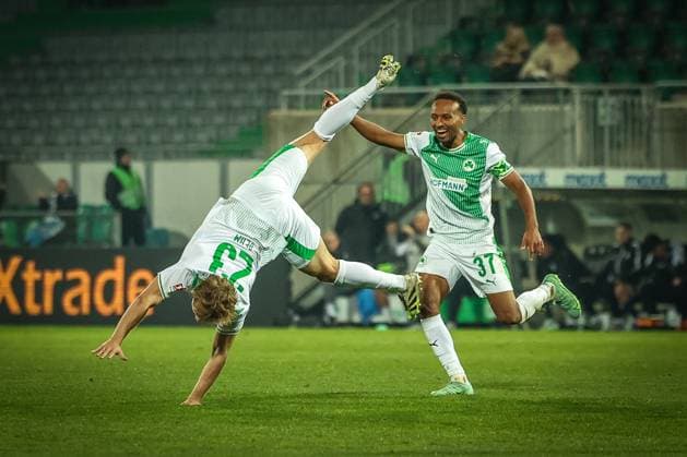 Goalscorer Jannik Dehm 23 Spvgg Greuther Fuerth goes for the overhead kick, he celebrates his goal, with Julian Green 37 Spvgg Greuther Fuerth , SpVgg Greuther Fuerth vs SC Preussen Muenster, Football, Men, DFL, 2 Bundesliga, Season 2025 2026, Sportpark Ronhof Thomas Sommer, Matchday 12, 07 11 2025 Fuerth Bayern Germany Copyright: xkolbert-press MartinxAgüerax