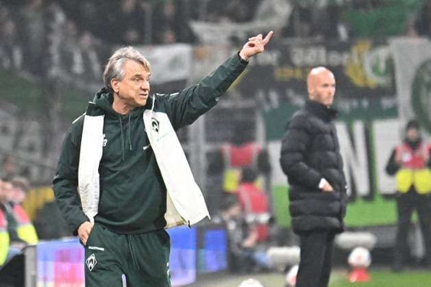 GER, 1 FBL, SV Werder Bremen vs VfL Wolfsburg 07 11 2025, wohninvest Weserstadion, Bremen, GER, 1 FBL, SV Werder Bremen vs VfL Wolfsburg in the picture picture shows Coaching zone Sideline Coaching area Technical zone Coach Horst Steffen Werder Bremen gives hand signal nordphotoxGmbHx xKokenge nph00001