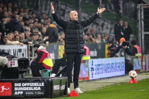 07 11 2025, xmohx, Soccer 1 Bundesliga, SV Werder Bremen VfL Wolfsburg v l Coach Paul Simonis VfL Wolfsburg gives instructions, gesticulates, gesticulate with arms gives instructions, gesticulate DFL DFB REGULATIONS PROHIBIT ANY USE OF PHOTOGRAPHS as IMAGE SEQUENCES and or QUASI VIDEO Bremen