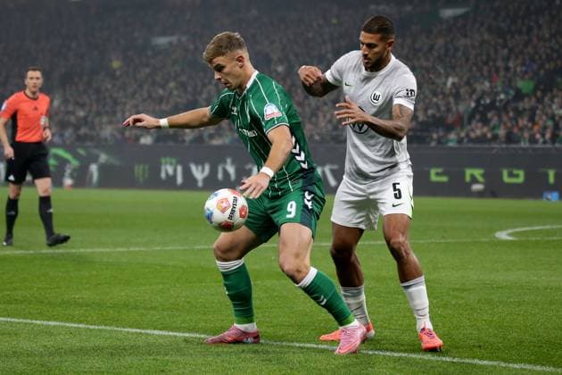 07 11 2025, xmohx, Soccer 1 Bundesliga, SV Werder Bremen VfL Wolfsburg v l Keke Topp SV Werder Bremen Vini Souza VfL Wolfsburg Zweikampf, Aktion, action, battle for the ball DFL DFB REGULATIONS PROHIBIT ANY USE OF PHOTOGRAPHS as IMAGE SEQUENCES and or QUASI VIDEO Bremen