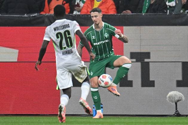 GER, 1 FBL, SV Werder Bremen vs VfL Wolfsburg 07 11 2025, wohninvest Weserstadion, Bremen, GER, 1 FBL, SV Werder Bremen vs VfL Wolfsburg in the picture picture shows Saël Kumbedi VfL Wolfsburg 26 in a duel against Marco Friedl SV Werder Bremen 32 nordphotoxGmbHx xKokenge nph00001