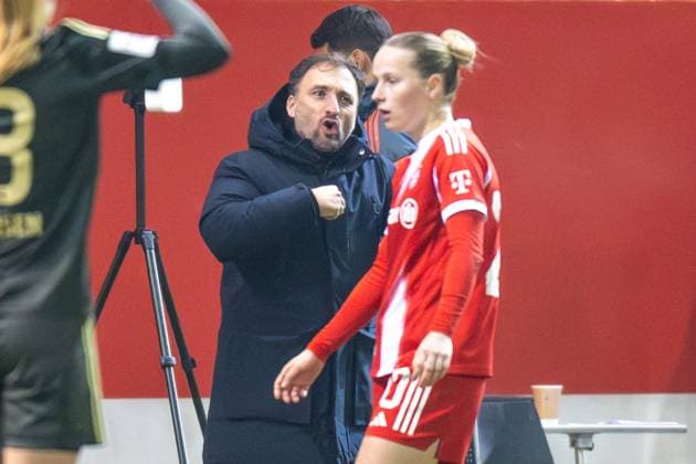 Head coach Jose Barcala FC Bayern Muenchen Frauen gesticulates, FC Bayern Frauen Muenchen 1 FC Union Berlin, Google Pixel Frauenbundesliga, 10 Spieltag, 07 11 25 DFB regulations prohibit any use of photographs as image sequences and or quasi video kolbert press Muenchen Bayern Germany Copyright: xkolbert-press UlrichxGamelx