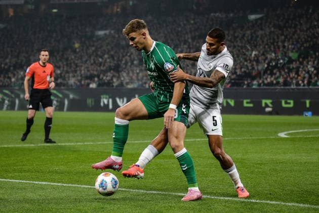 07 11 2025, xmohx, Soccer 1 Bundesliga, SV Werder Bremen VfL Wolfsburg v l Keke Topp SV Werder Bremen Vini Souza VfL Wolfsburg Zweikampf, Aktion, action, battle for the ball DFL DFB REGULATIONS PROHIBIT ANY USE OF PHOTOGRAPHS as IMAGE SEQUENCES and or QUASI VIDEO Bremen