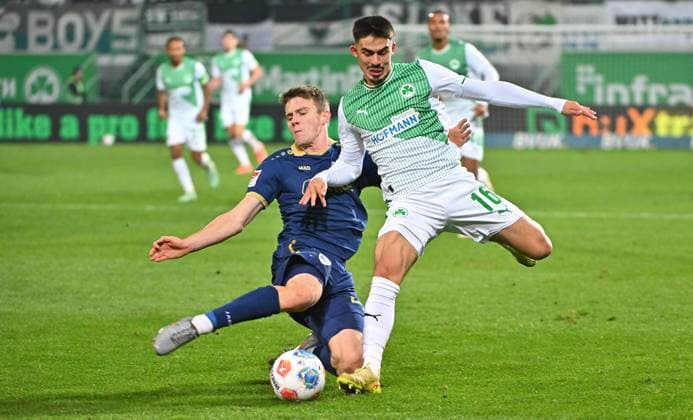 07 11 2025 Soccer season 2025 2026 2 Soccer Bundesliga 12 Matchday SpVgg Greuther Fürth Kleeblatt Preußen Münster Sportfoto Zink MeZi xmexzix DFL regulations prohibit any use of photographs as image sequences and or quasi video only for editorial use Jano ter Horst 27, Preußen Münster Aaron Keller 16, SpVgg Greuther Fürth, right