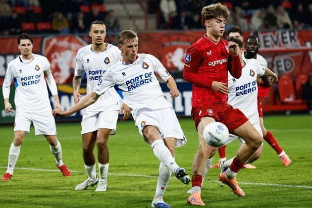 ENSCHEDE - Guus Offerhaus of Telstar, Ruud Nijstad of FC Twente (l-r) during the Dutch Eredivisie match between FC Twente and Telstar at the Grolsch Veste Stadium on November 7, 2025, in Enschede, Netherlands. ANP VINCENT JANNINK Eredivisie 2025-2026 xVIxANPxSportx xxANPxIVx 541510881 originalFilename: 541510881.jpg