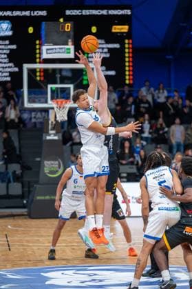 Maurice Marko Pluskota PS Karlsruhe Lions, 23 , Nicolas Bretzel Bozic Estriche Knights Kirchheim, 21 , GER, PS Karlsruhe Lions vs Bozic Estriche Knights Kirchheim, BARMER 2 Basketball Bundesliga, 07 Matchday, Season 2025 2026, 07 11 2025 GER, PS Karlsruhe Lions vs Bozic Estriche Knights Kirchheim, BARMER 2 Basketball Bundesliga, 07 Matchday, Season 2025 2026, 07 11 2025 Karlsruhe Copyright: xEibner-Pressefoto SilasxKunzx EP_SKZ