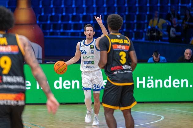 Tylan James Pope Bozic Estriche Knights Kirchheim, 09 , David Allan Cohn PS Karlsruhe Lions, 34 , Charles Tyrone Harris Jr Bozic Estriche Knights Kirchheim, 03 , GER, PS Karlsruhe Lions vs Bozic Estriche Knights Kirchheim, BARMER 2 Basketball Bundesliga, 07 Matchday, Season 2025 2026, 07 11 2025 GER, PS Karlsruhe Lions vs Bozic Estriche Knights Kirchheim, BARMER 2 Basketball Bundesliga, 07 Matchday, Season 2025 2026, 07 11 2025 Karlsruhe Copyright: xEibner-Pressefoto SilasxKunzx EP_SKZ