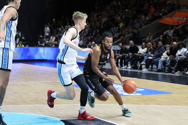 07 11 2025, xtgx, Basketball easyCredit BBL, Basketball Loewen Braunschweig Veolia Hamburg Towers emspor, v l Zsombor Maronka Hamburg, 5 , Chip Flanigan Braunschweig, 30 Braunschweig
