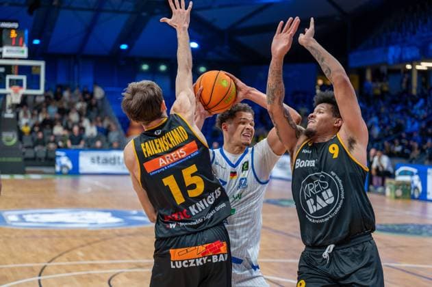 Nil Failenschmid Clavera Bozic Estriche Knights Kirchheim, 15 , Maurice Marko Pluskota PS Karlsruhe Lions, 23 , Tylan James Pope Bozic Estriche Knights Kirchheim, 09 , GER, PS Karlsruhe Lions vs Bozic Estriche Knights Kirchheim, BARMER 2 Basketball Bundesliga, 07 Matchday, Season 2025 2026, 07 11 2025 GER, PS Karlsruhe Lions vs Bozic Estriche Knights Kirchheim, BARMER 2 Basketball Bundesliga, 07 Matchday, Season 2025 2026, 07 11 2025 Karlsruhe Copyright: xEibner-Pressefoto SilasxKunzx EP_SKZ