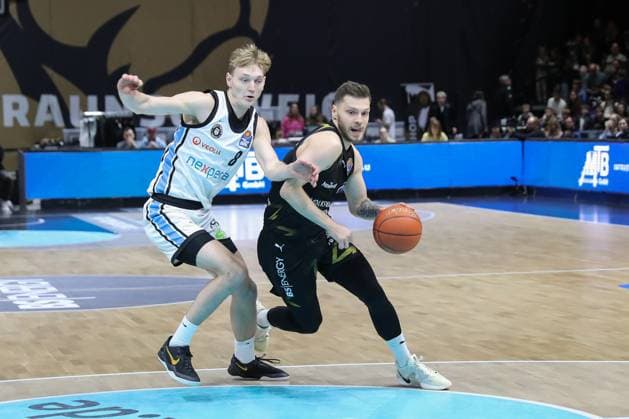 07 11 2025, xtgx, Basketball easyCredit BBL, Basketball Loewen Braunschweig Veolia Hamburg Towers emspor, v l Jared Grey Hamburg, 8 , Ferdinand Zylka Braunschweig, 6 duel, duel, fight, tackle Braunschweig