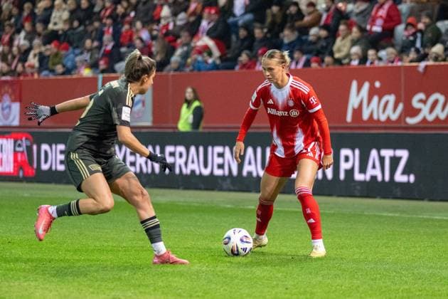 Klara Buehl 17 FC Bayern Muenchen Frauen , FC Bayern Frauen Muenchen 1 FC Union Berlin, Google Pixel Frauenbundesliga, 10 Spieltag, 07 11 25 DFB regulations prohibit any use of photographs as image sequences and or quasi video kolbert press Muenchen Bayern Germany Copyright: xkolbert-press UlrichxGamelx