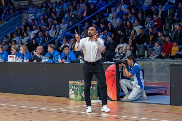 Igor Perovic Bozic Estriche Knights Kirchheim, Headcoach , GER, PS Karlsruhe Lions vs Bozic Estriche Knights Kirchheim, BARMER 2 Basketball Bundesliga, 07 Matchday, Season 2025 2026, 07 11 2025 GER, PS Karlsruhe Lions vs Bozic Estriche Knights Kirchheim, BARMER 2 Basketball Bundesliga, 07 Matchday, Season 2025 2026, 07 11 2025 Karlsruhe Copyright: xEibner-Pressefoto SilasxKunzx EP_SKZ