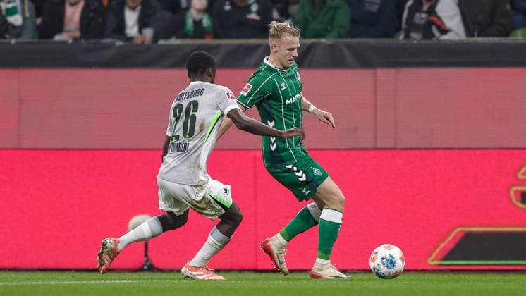 from left Sael Kumbedi VfL Wolfsburg, 26 and Marco Grüll SV Werder Bremen, 17 in a duel, dynamic, action, action, game scene, THE DFL GUIDELINES PROHIBIT ANY USE OF PHOTOGRAPHS AS IMAGE SEQUENCES AND OR QUASI VIDEO DFL REGULATIONS PROHIBIT ANY USE OF PHOTOGRAPHS AS IMAGE SEQUENCES AND OR QUASI VIDEO , 07 11 2025, Bremen Germany , Football, Bundesliga, SV Werder Bremen VfL Wolfsburg xobx