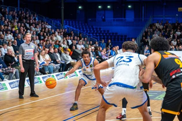 Gabriel Kuku PS Karlsruhe Lions, 06 , Phillip Montreal Russell Bozic Estriche Knights Kirchheim, 01 , Maurice Marko Pluskota PS Karlsruhe Lions, 23 , Tylan James Pope Bozic Estriche Knights Kirchheim, 09 , GER, PS Karlsruhe Lions vs Bozic Estriche Knights Kirchheim, BARMER 2 Basketball Bundesliga, 07 Matchday, Season 2025 2026, 07 11 2025 GER, PS Karlsruhe Lions vs Bozic Estriche Knights Kirchheim, BARMER 2 Basketball Bundesliga, 07 Matchday, Season 2025 2026, 07 11 2025 Karlsruhe Copyright: xEibner-Pressefoto SilasxKunzx EP_SKZ