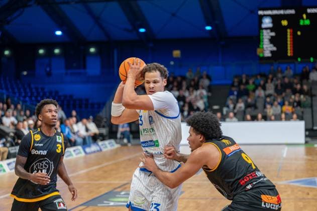 Charles Tyrone Harris Jr Bozic Estriche Knights Kirchheim, 03 , Maurice Marko Pluskota PS Karlsruhe Lions, 23 , Tylan James Pope Bozic Estriche Knights Kirchheim, 09 , GER, PS Karlsruhe Lions vs Bozic Estriche Knights Kirchheim, BARMER 2 Basketball Bundesliga, 07 Matchday, Season 2025 2026, 07 11 2025 GER, PS Karlsruhe Lions vs Bozic Estriche Knights Kirchheim, BARMER 2 Basketball Bundesliga, 07 Matchday, Season 2025 2026, 07 11 2025 Karlsruhe Copyright: xEibner-Pressefoto SilasxKunzx EP_SKZ