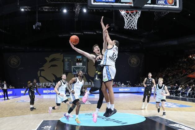07 11 2025, xtgx, Basketball easyCredit BBL, Basketball Loewen Braunschweig Veolia Hamburg Towers emspor, v l Luka Scuka Braunschweig, 5 , Zacharie Perrin Hamburg, 52 throws basket, throws, hits, basket, hits, scores Braunschweig