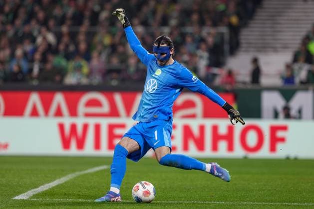 Kamil Grabara Goalkeeper, VfL Wolfsburg, 1 on the ball, cropped, single image, full body, action, action, game scene, THE DFL GUIDELINES PROHIBIT ANY USE OF PHOTOGRAPHS AS IMAGE SEQUENCES AND OR QUASI VIDEO DFL REGULATIONS PROHIBIT ANY USE OF PHOTOGRAPHS AS IMAGE SEQUENCES AND OR QUASI VIDEO , 07 11 2025, Bremen Germany , Football, Bundesliga, SV Werder Bremen VfL Wolfsburg xobx