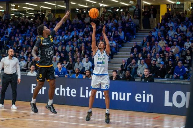Demond Greene PS Karlsruhe Lions, Headcoach , Charles Tyrone Harris Jr Bozic Estriche Knights Kirchheim, 03 , Gabriel Kuku PS Karlsruhe Lions, 06 , GER, PS Karlsruhe Lions vs Bozic Estriche Knights Kirchheim, BARMER 2 Basketball Bundesliga, 07 Matchday, Season 2025 2026, 07 11 2025 GER, PS Karlsruhe Lions vs Bozic Estriche Knights Kirchheim, BARMER 2 Basketball Bundesliga, 07 Matchday, Season 2025 2026, 07 11 2025 Karlsruhe Copyright: xEibner-Pressefoto SilasxKunzx EP_SKZ