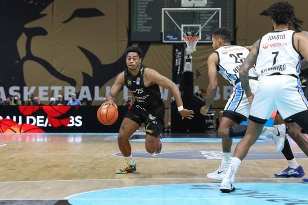 07 11 2025, xtgx, Basketball easyCredit BBL, Basketball Loewen Braunschweig Veolia Hamburg Towers emspor, v l Grant Sherfield Braunschweig, 25 Braunschweig