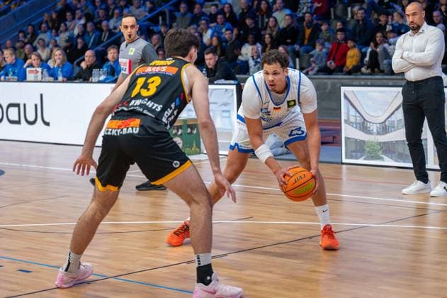 Nicholas Gerard Spinoso Bozic Estriche Knights Kirchheim, 13 , Maurice Marko Pluskota PS Karlsruhe Lions, 23 , Demond Greene PS Karlsruhe Lions, Headcoach , GER, PS Karlsruhe Lions vs Bozic Estriche Knights Kirchheim, BARMER 2 Basketball Bundesliga, 07 Matchday, Season 2025 2026, 07 11 2025 GER, PS Karlsruhe Lions vs Bozic Estriche Knights Kirchheim, BARMER 2 Basketball Bundesliga, 07 Matchday, Season 2025 2026, 07 11 2025 Karlsruhe Copyright: xEibner-Pressefoto SilasxKunzx EP_SKZ