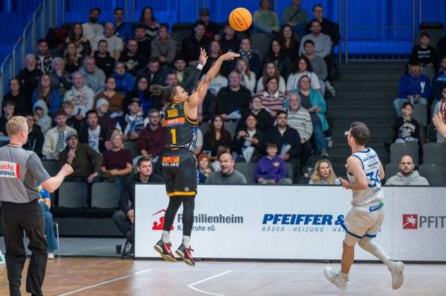 Phillip Montreal Russell Bozic Estriche Knights Kirchheim, 01 , David Allan Cohn PS Karlsruhe Lions, 34 , GER, PS Karlsruhe Lions vs Bozic Estriche Knights Kirchheim, BARMER 2 Basketball Bundesliga, 07 Matchday, Season 2025 2026, 07 11 2025 GER, PS Karlsruhe Lions vs Bozic Estriche Knights Kirchheim, BARMER 2 Basketball Bundesliga, 07 Matchday, Season 2025 2026, 07 11 2025 Karlsruhe Copyright: xEibner-Pressefoto SilasxKunzx EP_SKZ