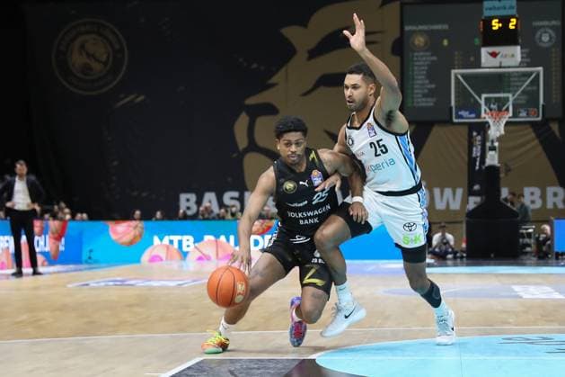 07 11 2025, xtgx, Basketball easyCredit BBL, Basketball Loewen Braunschweig Veolia Hamburg Towers emspor, v l Grant Sherfield Braunschweig, 25 , Kenneth Ogbe Hamburg, 25 duel, duel, fight, tackle Braunschweig