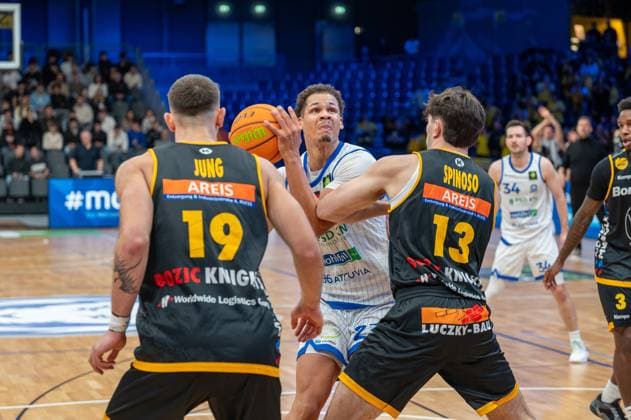 Aeneas Jung Bozic Estriche Knights Kirchheim, 19 , Maurice Marko Pluskota PS Karlsruhe Lions, 23 , David Allan Cohn PS Karlsruhe Lions, 34 , Charles Tyrone Harris Jr Bozic Estriche Knights Kirchheim, 03 , GER, PS Karlsruhe Lions vs Bozic Estriche Knights Kirchheim, BARMER 2 Basketball Bundesliga, 07 Matchday, Season 2025 2026, 07 11 2025 GER, PS Karlsruhe Lions vs Bozic Estriche Knights Kirchheim, BARMER 2 Basketball Bundesliga, 07 Matchday, Season 2025 2026, 07 11 2025 Karlsruhe Copyright: xEibner-Pressefoto SilasxKunzx EP_SKZ