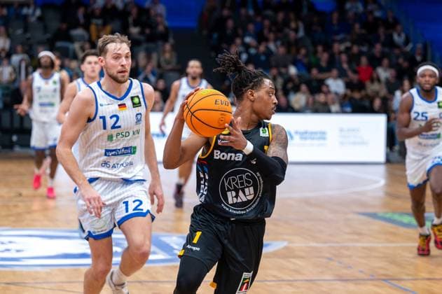 Kilian Binapfl PS Karlsruhe Lions, 12 , Phillip Montreal Russell Bozic Estriche Knights Kirchheim, 01 , David Opowu Ejah PS Karlsruhe Lions, 25 , GER, PS Karlsruhe Lions vs Bozic Estriche Knights Kirchheim, BARMER 2 Basketball Bundesliga, 07 Matchday, Season 2025 2026, 07 11 2025 GER, PS Karlsruhe Lions vs Bozic Estriche Knights Kirchheim, BARMER 2 Basketball Bundesliga, 07 Matchday, Season 2025 2026, 07 11 2025 Karlsruhe Copyright: xEibner-Pressefoto SilasxKunzx EP_SKZ