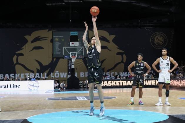 07 11 2025, xtgx, Basketball easyCredit BBL, Basketball Loewen Braunschweig Veolia Hamburg Towers emspor, v l Joshua Obiesie Braunschweig, 8 throws basket, throws, hits, basket, hits, scores Braunschweig